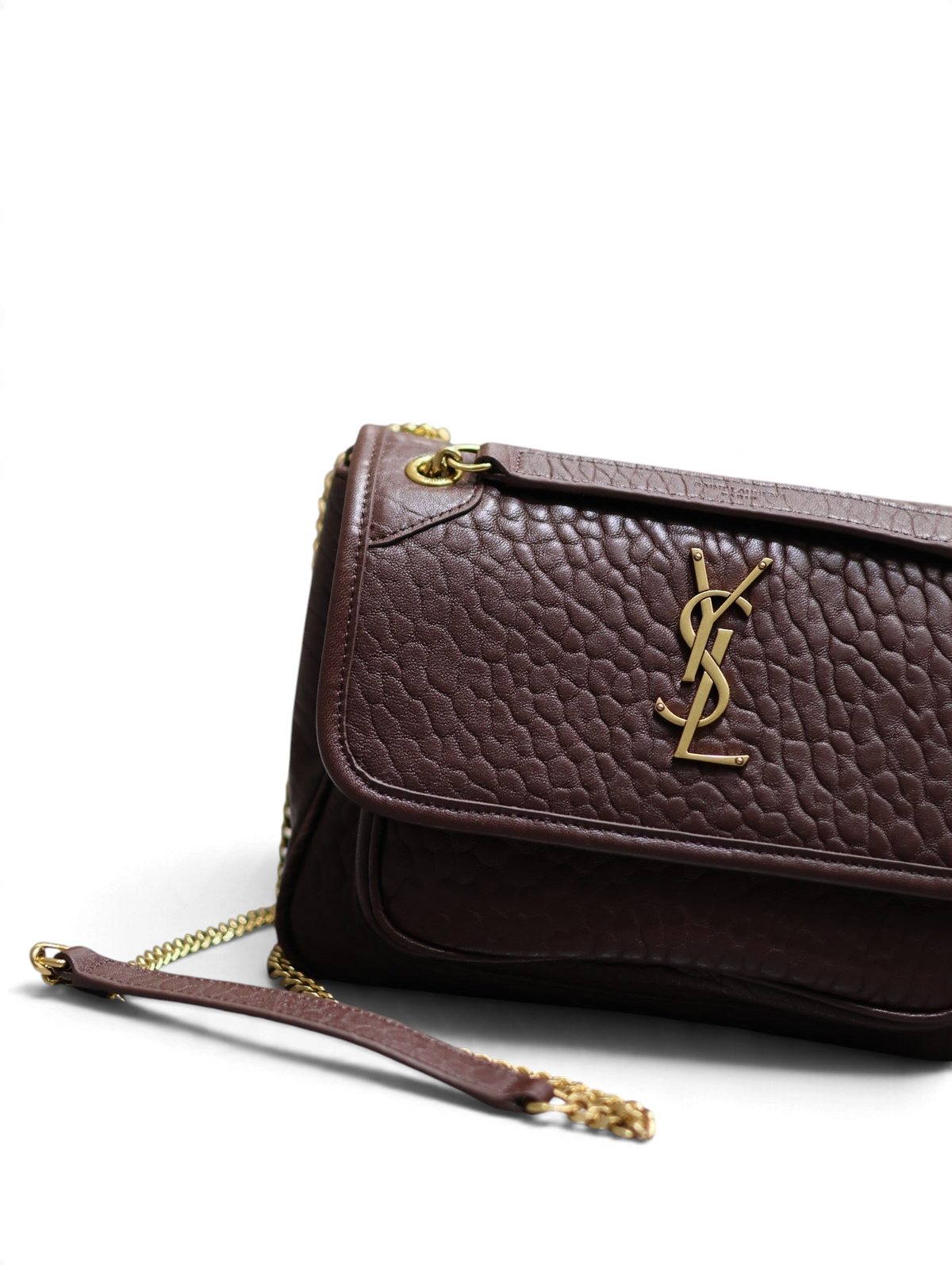 SWORD LUXURY Niki orta boy kahverengi damarlı deri çanta, altın tonlu YSL monogram detaylı ve zincir askılı.