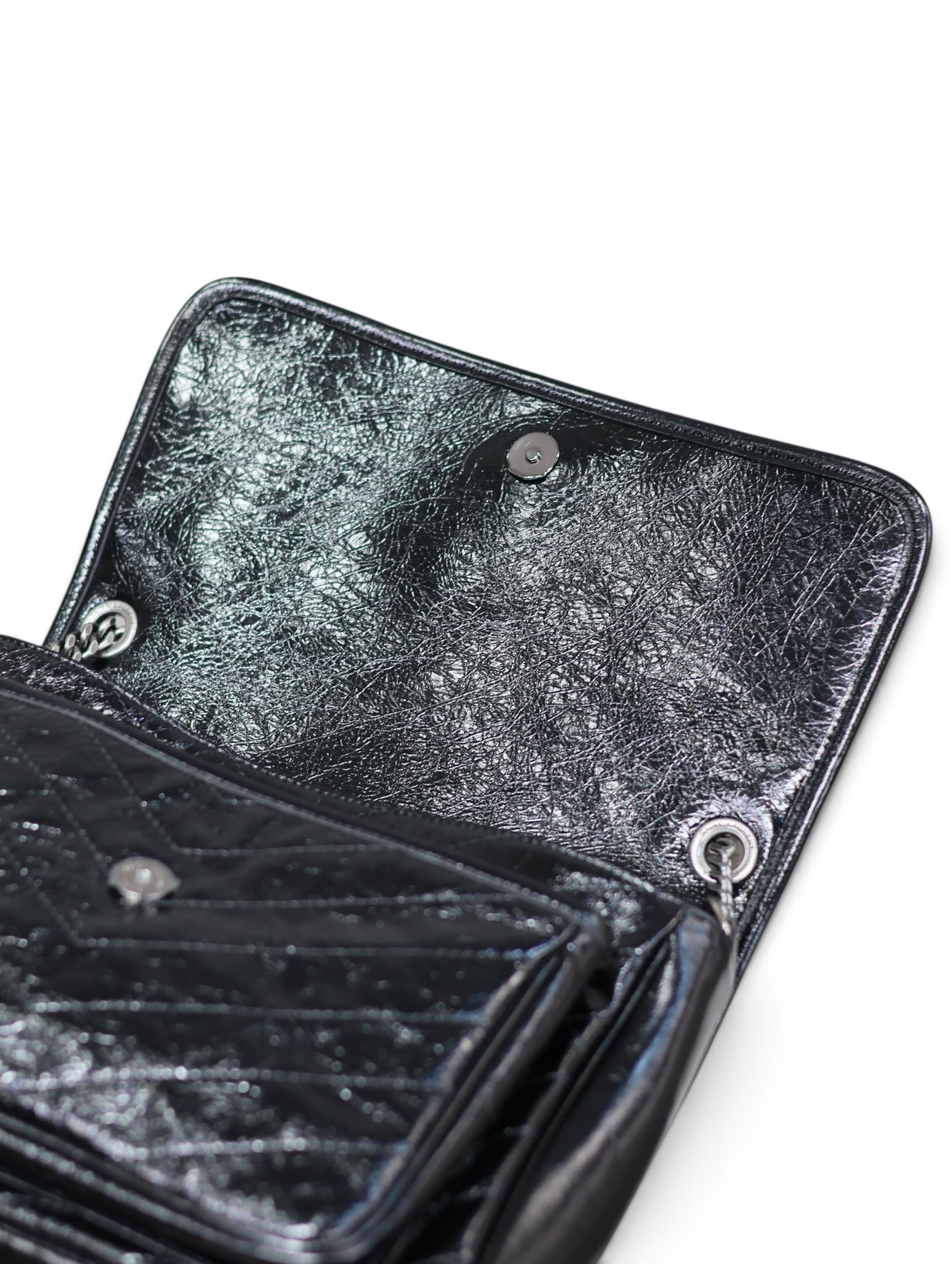 SWORD LUXURY Niki Medium siyah kapitone deri omuz çantası, manyetik kapaklı ve zincir askılı detaylı iç görünüm.