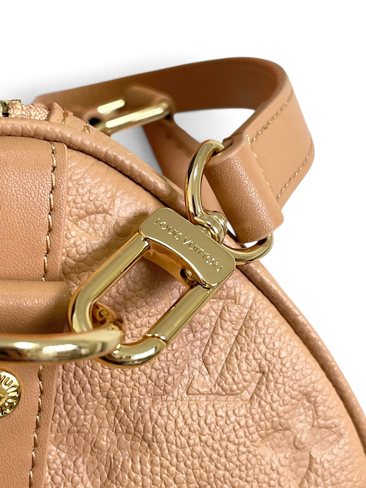SWORD LUXURY Louis Vuitton Speedy Bandoulière 25 çanta, altın tonlu donanım ve kabartmalı Monogram deri detayları.