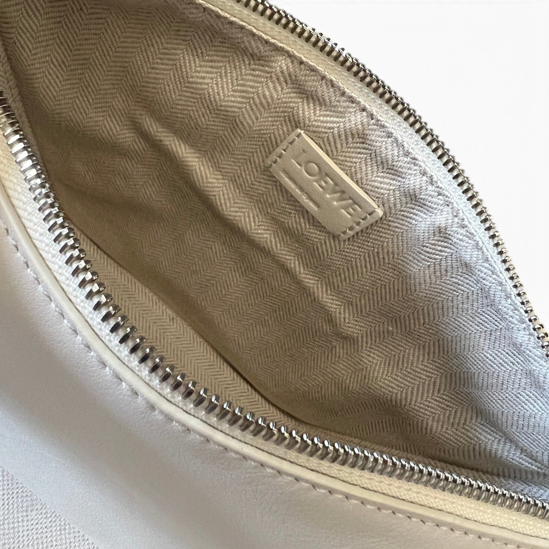 SWORD LUXURY Loewe Mini Hammock çanta iç detayı, bej süet astar ve fermuarlı kapama ile lüks deri işçiliği.