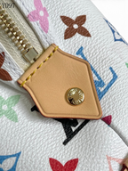 SWORD LUXURY Louis Vuitton beyaz kanvas kozmetik çanta, çok renkli monogram desenli ve altın tonlu fermuar detaylı.