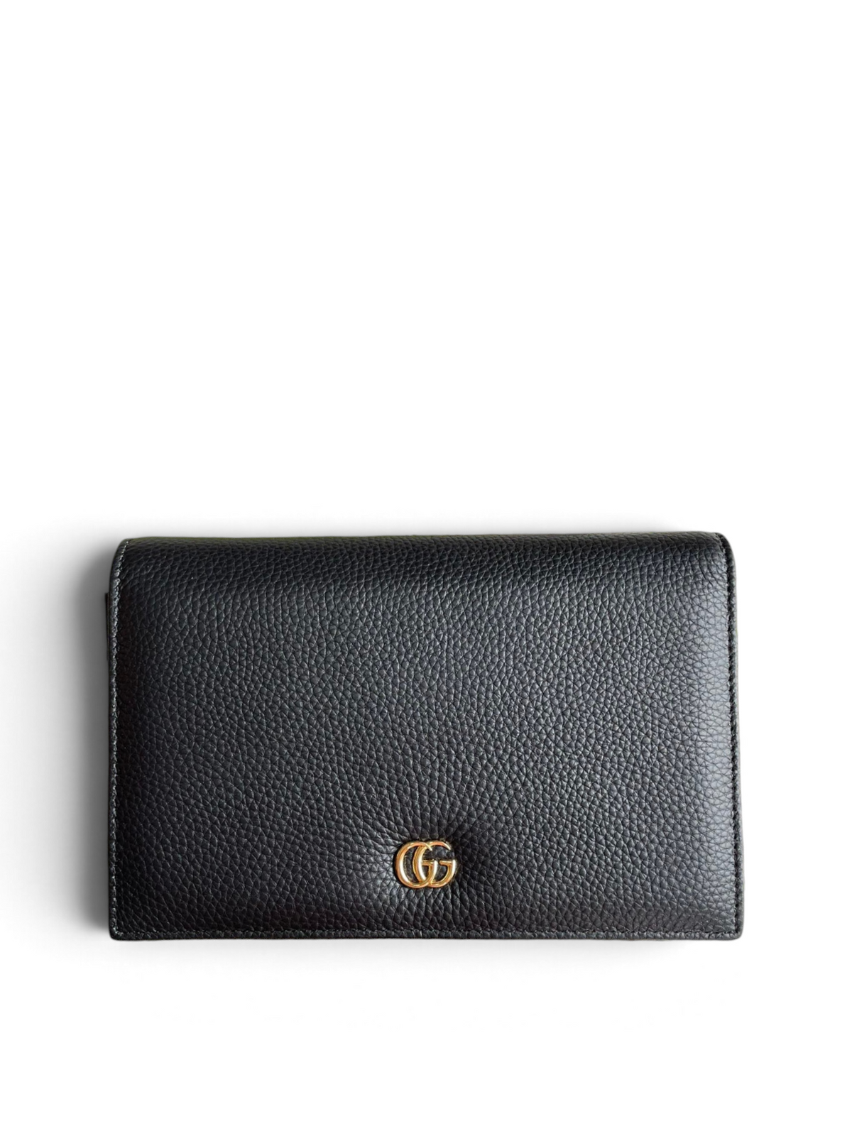 SWORD LUXURY siyah dokulu deri Gucci GG Marmont zincirli cüzdan, altın renkli logo detaylı ve kutusuyla birlikte.