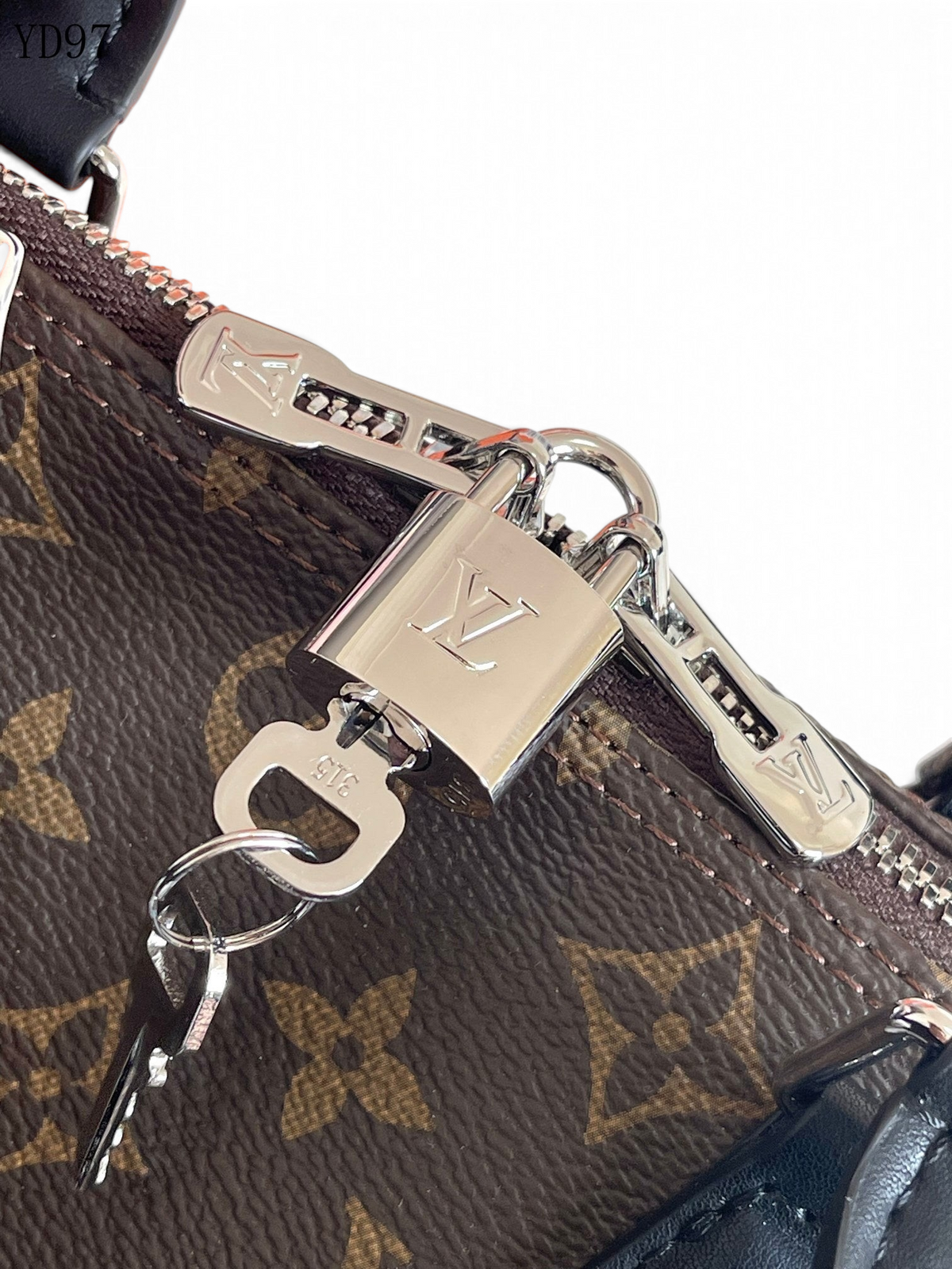 SWORD LUXURY Speedy Bandoulière 30 çanta üzerinde gümüş tonlu kilit ve anahtar detayı, monogram kanvas ve siyah deri süsleme.