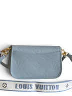 SWORD LUXURY Louis Vuitton Diane çanta, kabartmalı monogram desenli mavi deri, altın tonlu donanım ve logolu askı.