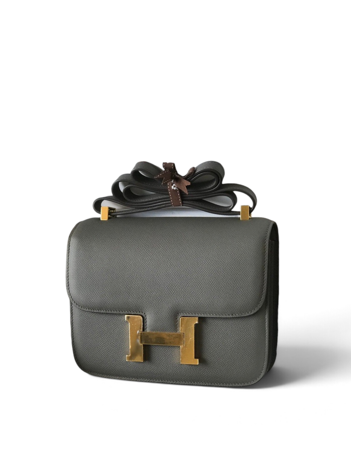 SWORD LUXURY Hermès Constance 18 çanta, altın tonlu H tokalı, grafit gri deri, kutusu içinde sunuluyor.
