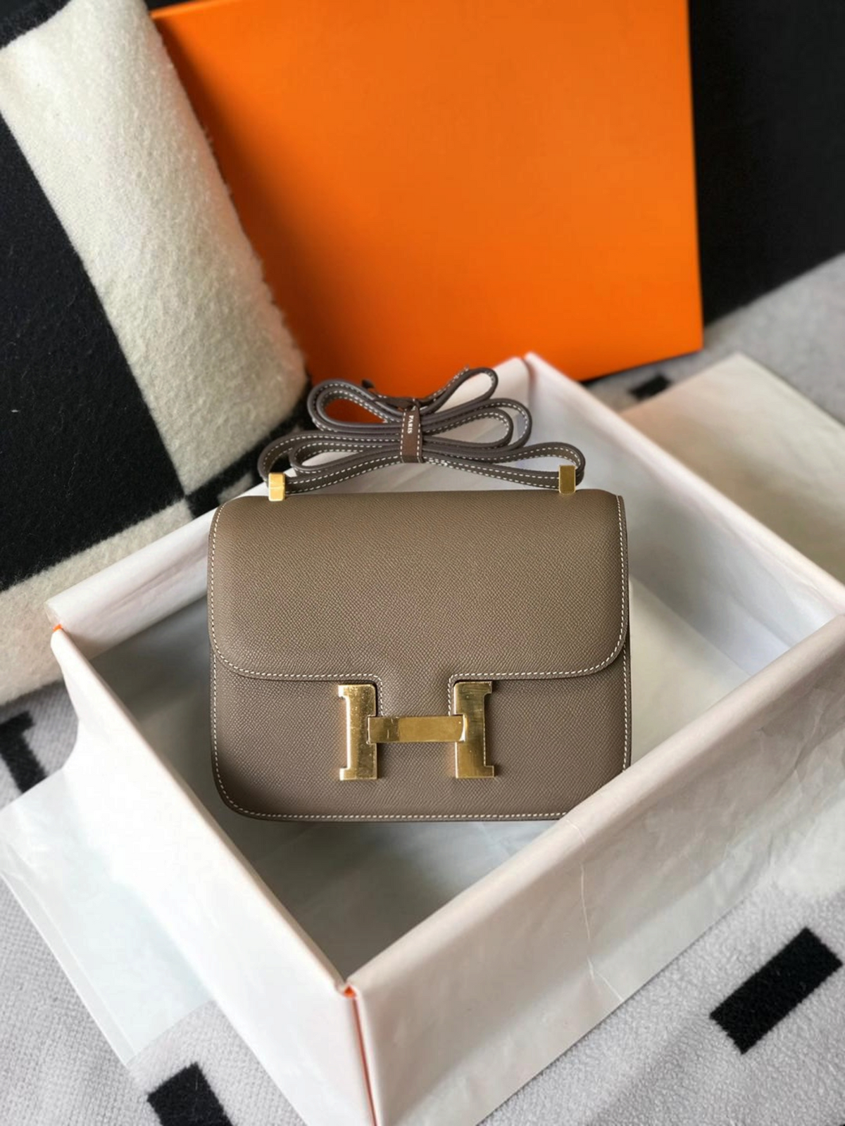 SWORD LUXURY marka, taupe rengi deri ve süet detaylı, altın renkli H tokalı şık Hermès Constance 23 omuz çantası.
