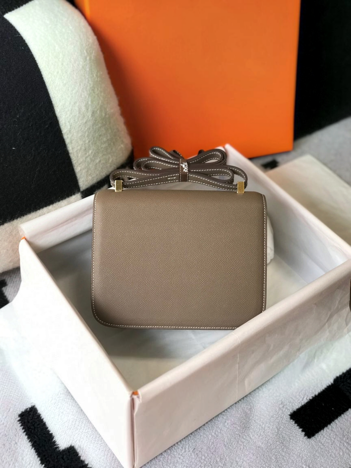SWORD LUXURY marka taupe gri deri Constance 23 çanta, kutu içerisinde şık ve yapılandırılmış bir görünüm sunuyor.
