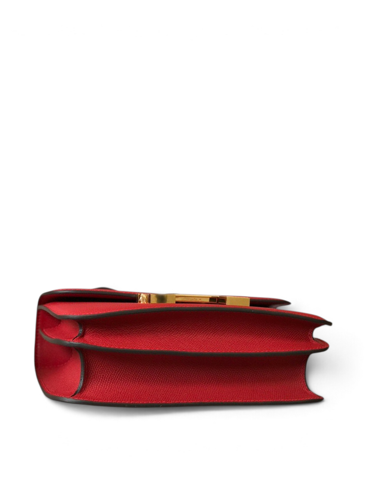 SWORD LUXURY Hermès Constance 18 çanta, kırmızı Epsom deri, altın tonlu H tokalı, kutu içerisinde yan görünüm.