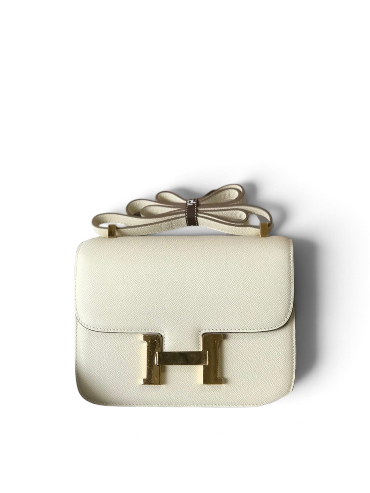SWORD LUXURY beyaz Epsom deri Hermès Constance 18 çanta, altın tonlu ikonik H tokası ve ayarlanabilir omuz askısı ile.