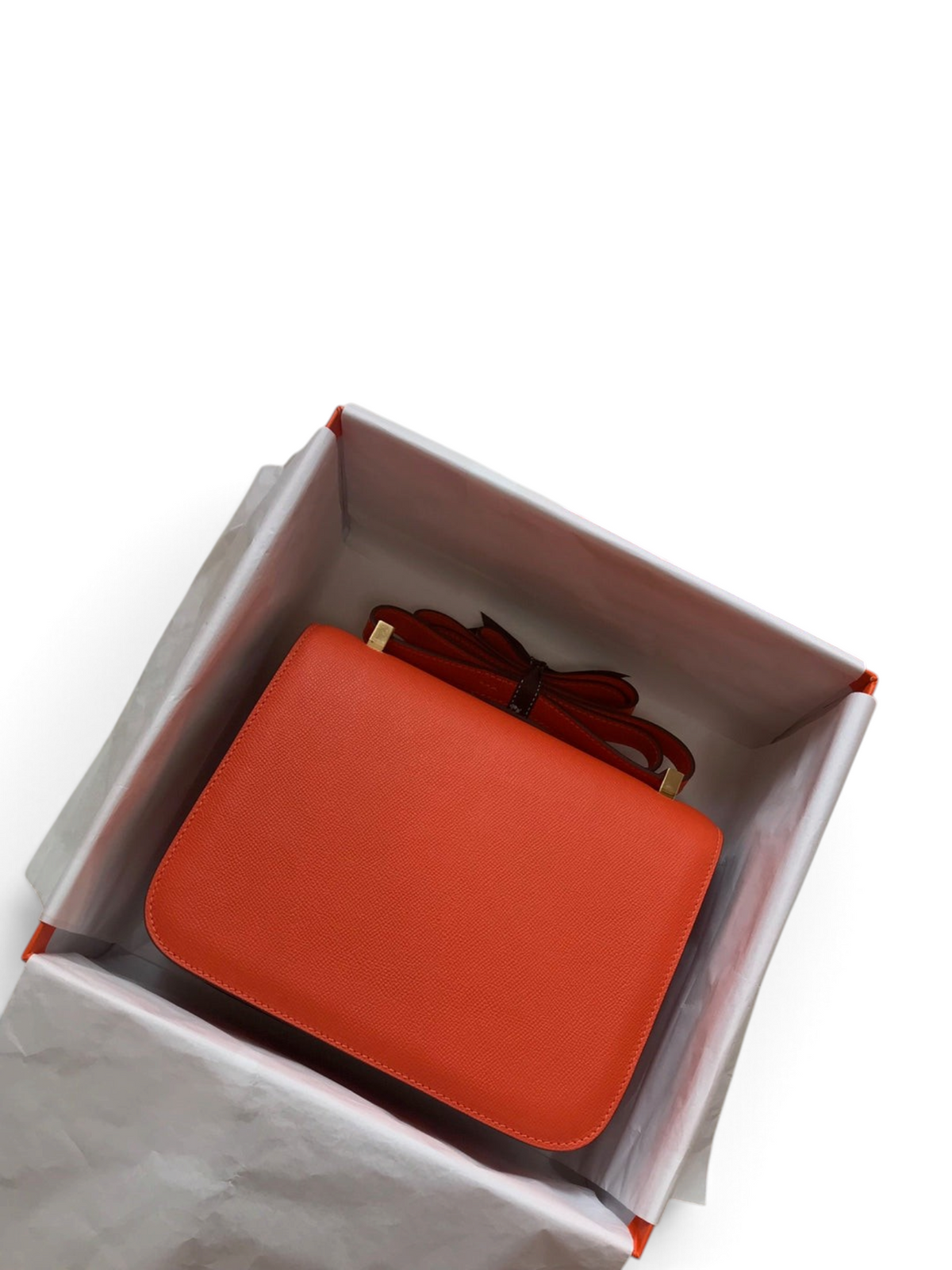 SWORD LUXURY Hermès Constance 18 çanta, turuncu Epsom deri, altın donanım ve ikonik kutusu ile birlikte.