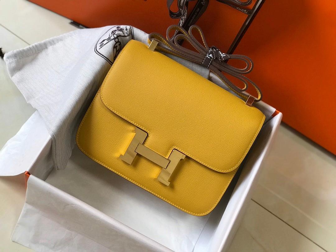 SWORD LUXURY marka, altın H tokalı, canlı sarı Epsom deri Hermès Constance 18 çanta, kutusu ve toz torbası ile.