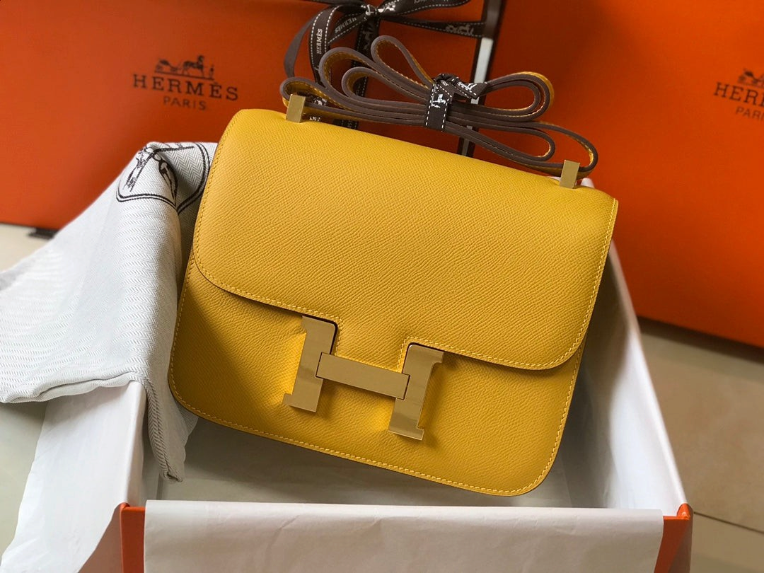 SWORD LUXURY marka, altın H tokalı, canlı sarı Epsom deri Hermès Constance 18 çanta, kutusu ve toz torbası ile.