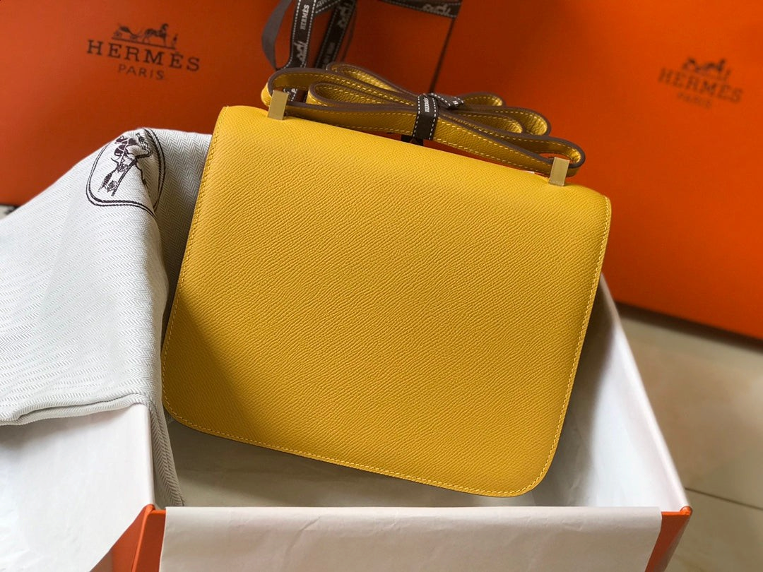 SWORD LUXURY marka, sarı Epsom deri Hermès Constance 18 çanta, altın tonlu H tokalı ve kutusuyla birlikte.