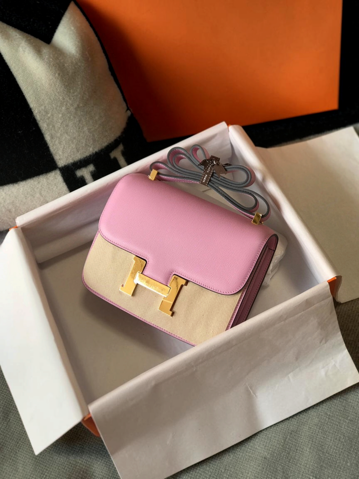 SWORD LUXURY marka, altın tonlu H tokalı, açık pembe deri ve süet detaylı zarif Hermès Constance 18 çanta.