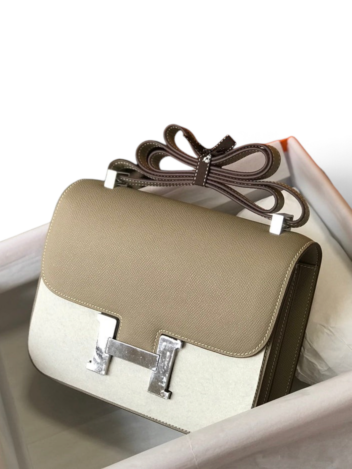 SWORD LUXURY Gris Tourterelle Epsom deri Hermès Constance 18 çanta, gümüş renkli H tokalı ve şık kutusunda.