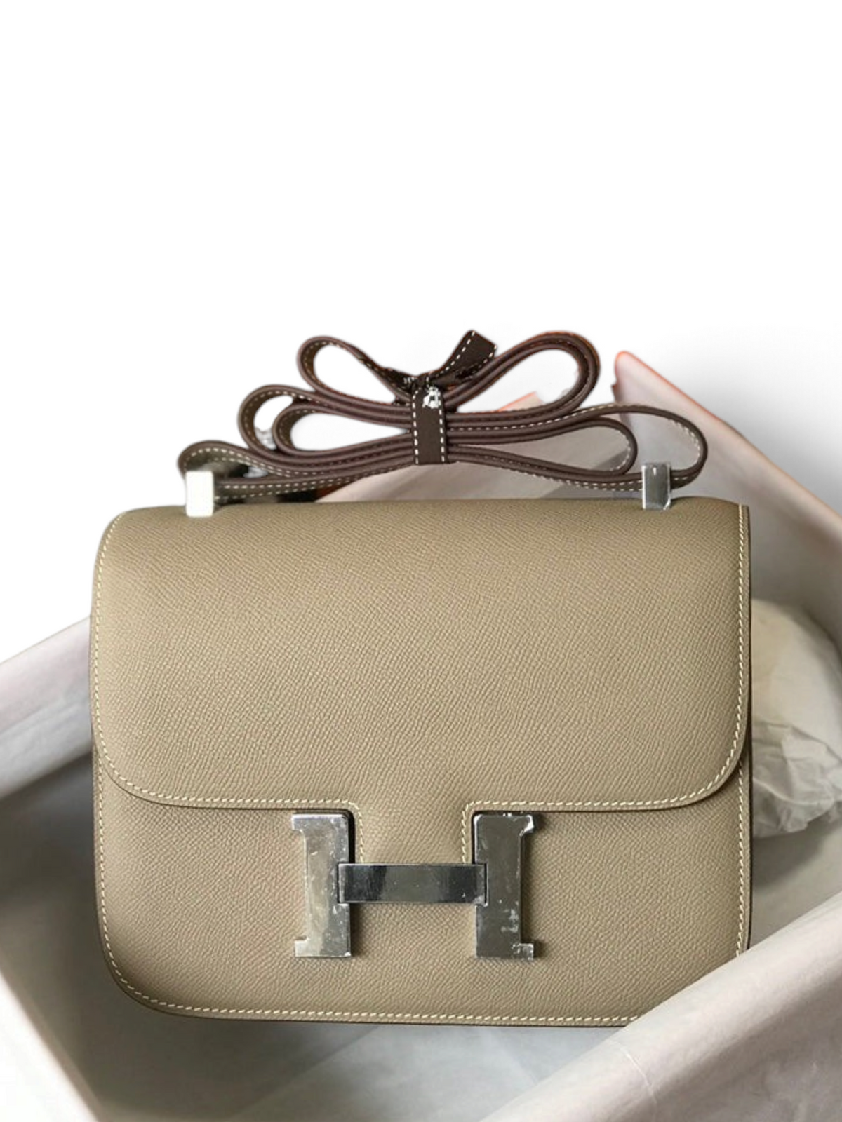 SWORD LUXURY Gris Tourterelle Epsom deri Hermès Constance 18 çanta, gümüş renkli H tokası ve ayarlanabilir askısı ile.