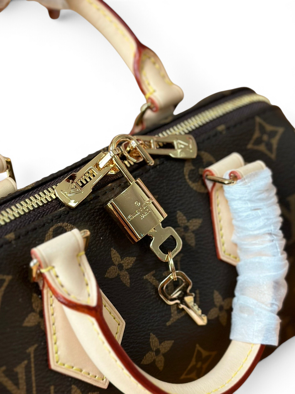 SWORD LUXURY Louis Vuitton Speedy Bandoulière 20 çanta, ikonik monogram kanvas, altın tonlu kilit ve deri detaylı.
