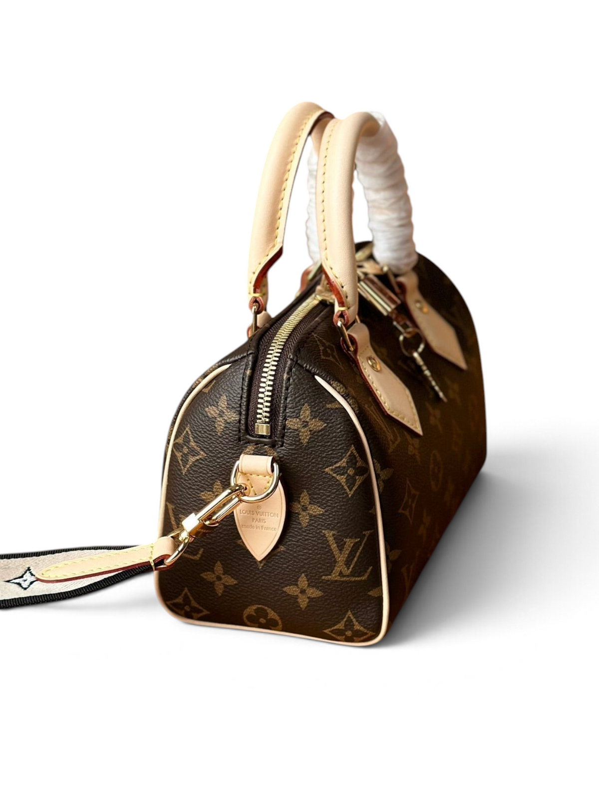SWORD LUXURY Louis Vuitton Speedy Bandouliere 20 monogram kanvas çanta, deri saplar ve çıkarılabilir jakarlı askı.