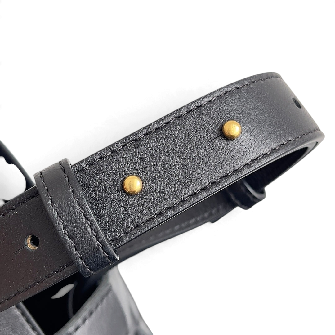 SWORD LUXURY Bottega Veneta Cassette Bowling Bag siyah deri omuz askısı detayı ve altın tonlu metal düğmeler