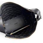SWORD LUXURY Bottega Veneta Small Cassette Bowling Bag'in içi, siyah Intrecciato örgülü deri ve fermuarlı cep detayı.