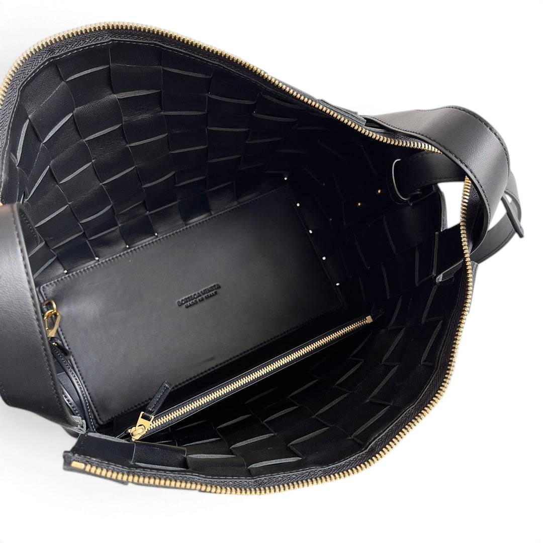 SWORD LUXURY Bottega Veneta Small Cassette Bowling Bag'in içi, siyah Intrecciato örgülü deri ve fermuarlı cep detayı.