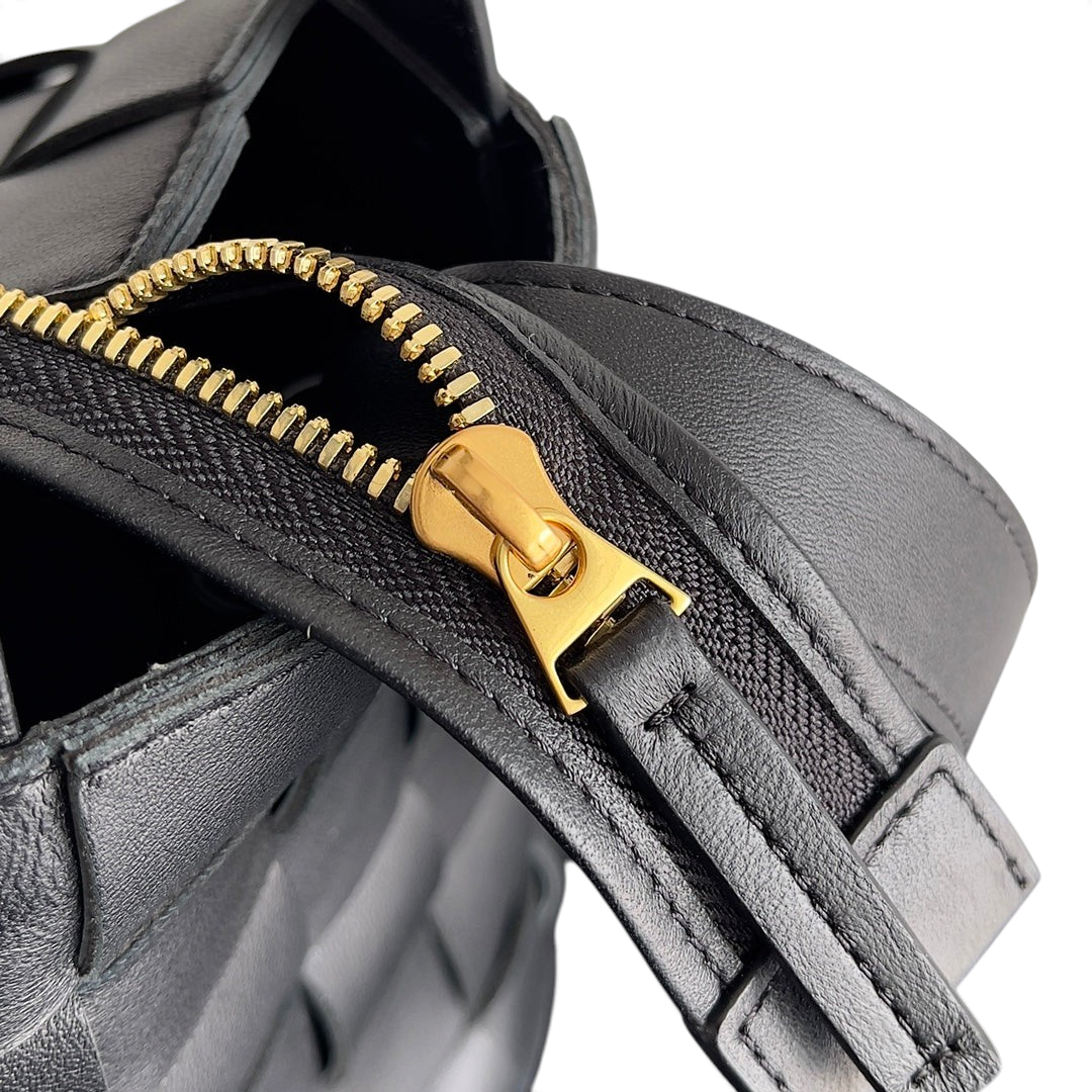 SWORD LUXURY Bottega Veneta Cassette Bowling çanta, siyah deri Intrecciato dokuma detaylı ve altın renkli fermuar.