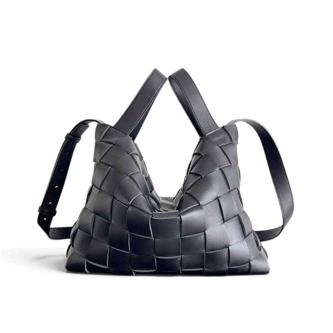 SWORD LUXURY siyah deri Bottega Veneta Cassette Bowling çanta, ikonik Intrecciato örgü detaylı ve ayarlanabilir askılı.