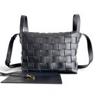 SWORD LUXURY siyah deri Bottega Veneta Cassette Bowling çanta, ikonik Intrecciato örgü detaylı ve ayarlanabilir askılı.