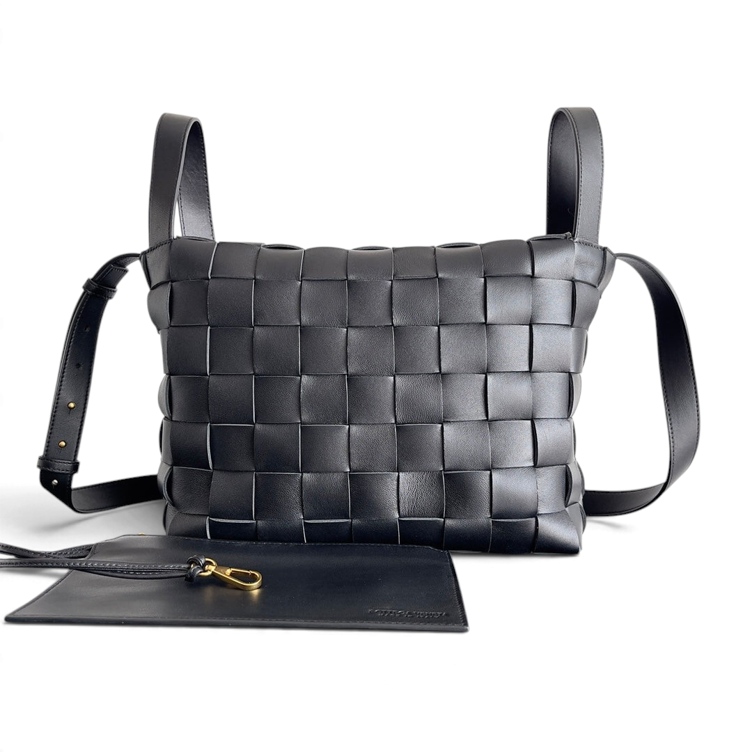 SWORD LUXURY siyah deri Bottega Veneta Cassette Bowling çanta, ikonik Intrecciato örgü detaylı ve ayarlanabilir askılı.