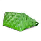 SWORD LUXURY Bottega Veneta Small Cassette Bowling Bag, canlı yeşil renkte ikonik Intrecciato örgülü deri çanta.