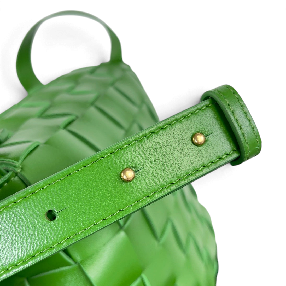 SWORD LUXURY Bottega Veneta Cassette Bowling çanta, ikonik yeşil Intrecciato örgülü deri detaylı ayarlanabilir kayış.