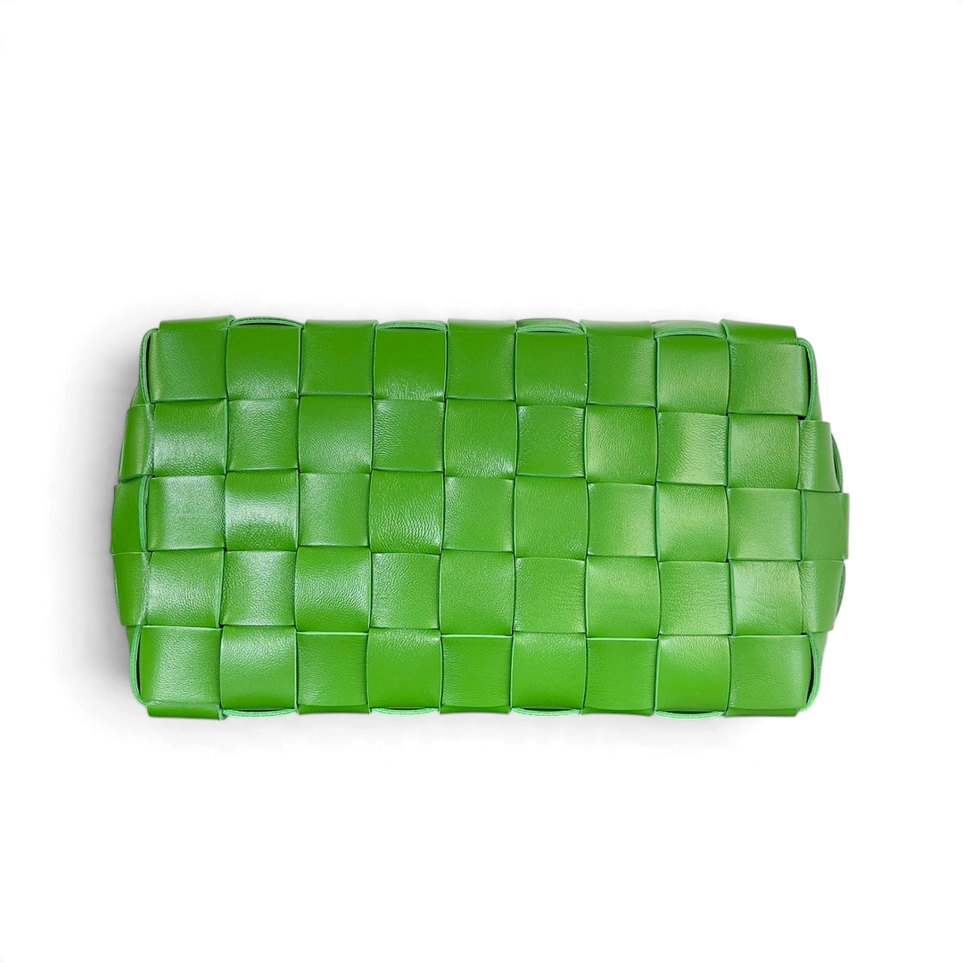 SWORD LUXURY Bottega Veneta Small Cassette Bowling Bag, canlı yeşil renkte ikonik Intrecciato örgülü deri çanta.