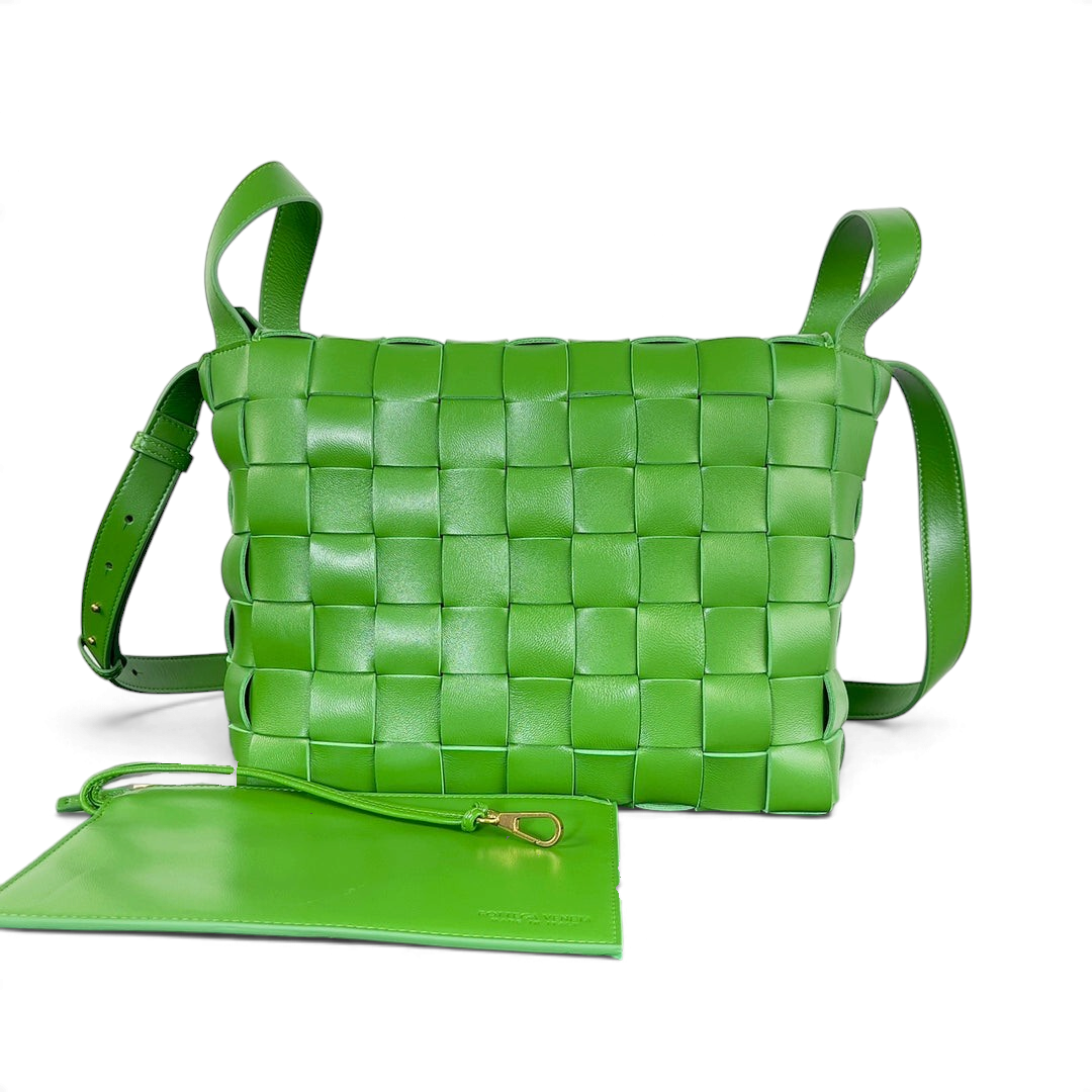 SWORD LUXURY Bottega Veneta yeşil deri Intrecciato örgülü Cassette bowling çantası ve uyumlu küçük deri cüzdan.