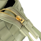 SWORD LUXURY Bottega Veneta Cassette Bowling çanta, ikonik Intrecciato örgülü yeşil deri ve altın renkli fermuar detayı.