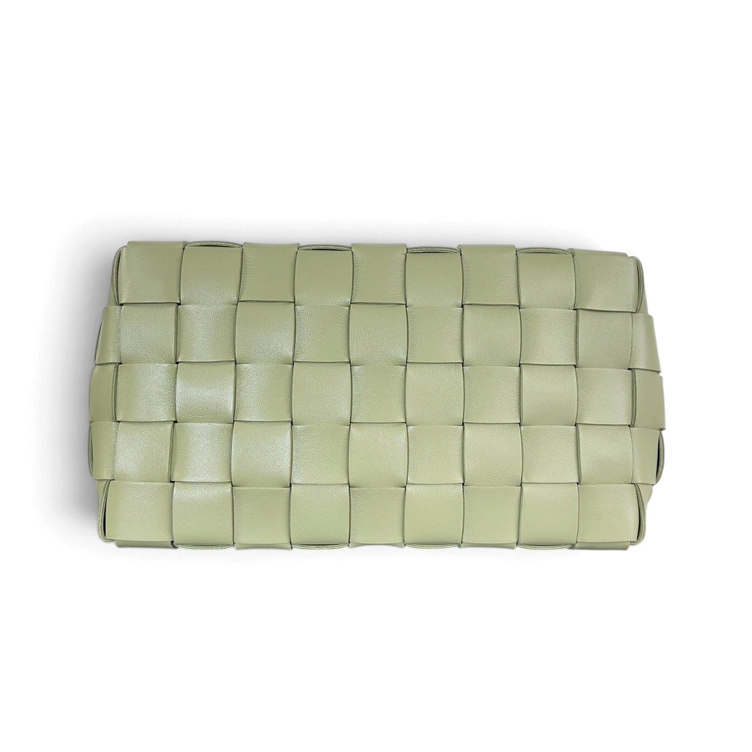 SWORD LUXURY Bottega Veneta Small Cassette Bowling Bag, açık yeşil renkli, ikonik Intrecciato örgülü deri çanta.