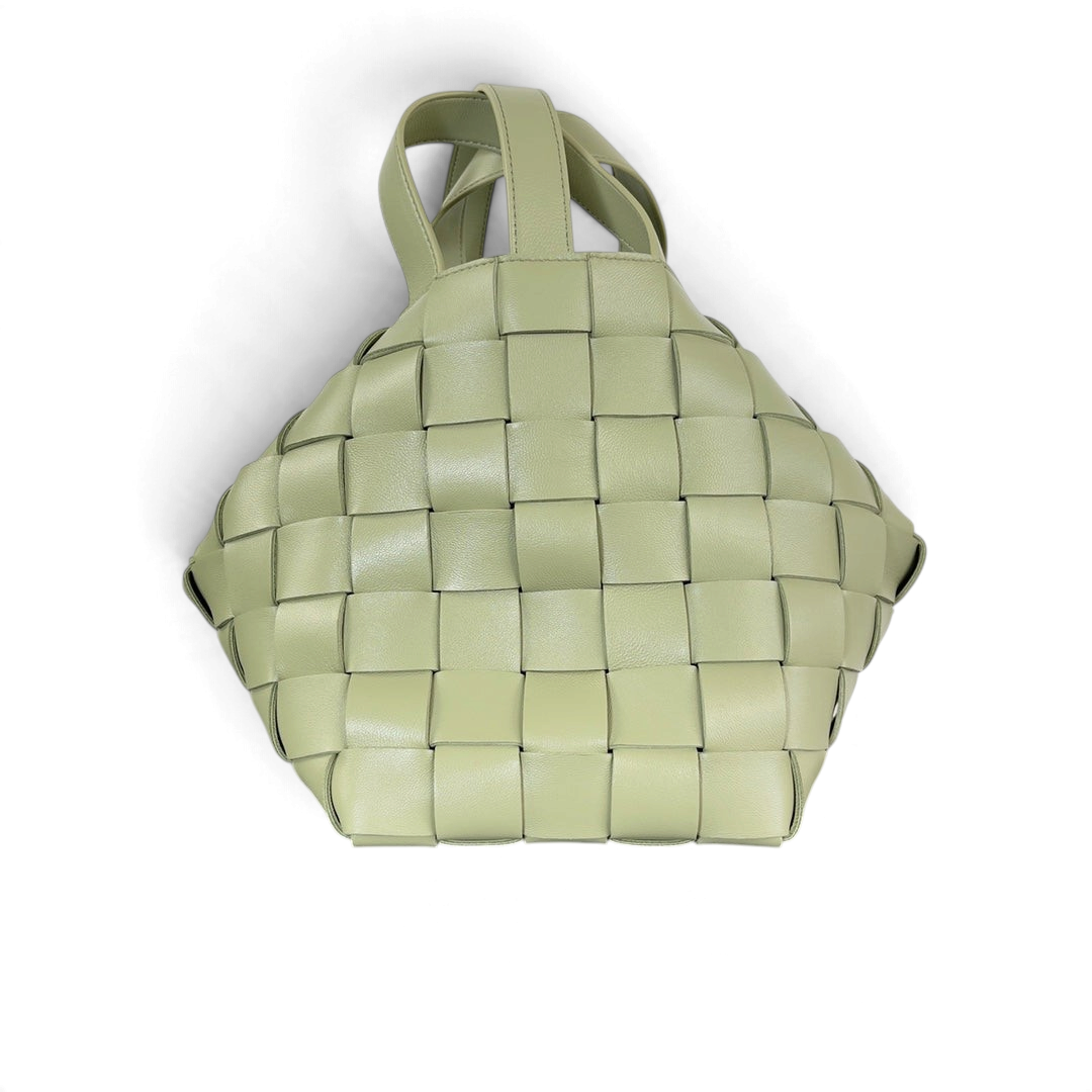 SWORD LUXURY Bottega Veneta Small Cassette Bowling Bag, açık yeşil renkli, ikonik Intrecciato örgülü deri çanta.