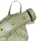 SWORD LUXURY Bottega Veneta Cassette Bowling çanta, yeşil Intrecciato örgülü deri detayları ve altın tonlu düğmeleri.