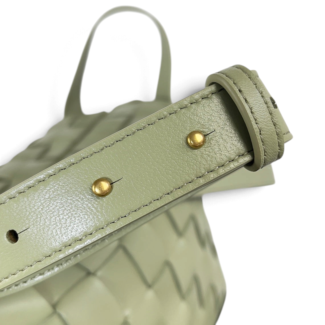 SWORD LUXURY Bottega Veneta Cassette Bowling çanta, yeşil Intrecciato örgülü deri detayları ve altın tonlu düğmeleri.