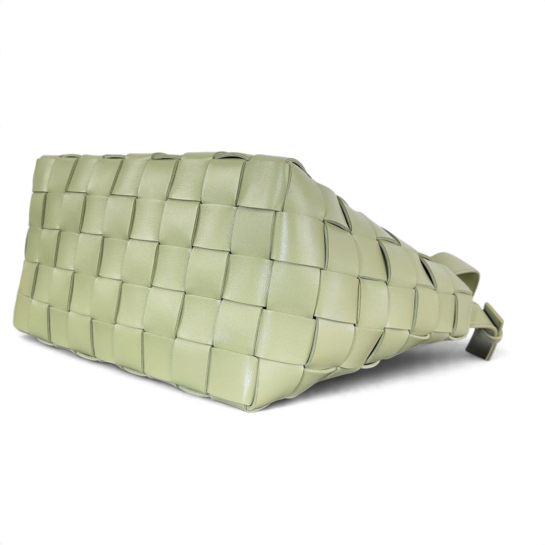 SWORD LUXURY Bottega Veneta Small Cassette Bowling Bag, açık yeşil renkli, ikonik Intrecciato örgülü deri çanta.