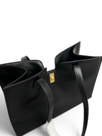 SWORD LUXURY Cabas 16 siyah deri tote çanta, altın rengi kilit detaylı ve yapılandırılmış tasarım.
