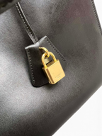 SWORD LUXURY Cabas 16 siyah dana derisi tote çanta, altın rengi asma kilit detayı ile zarif ve yapılandırılmış tasarım.