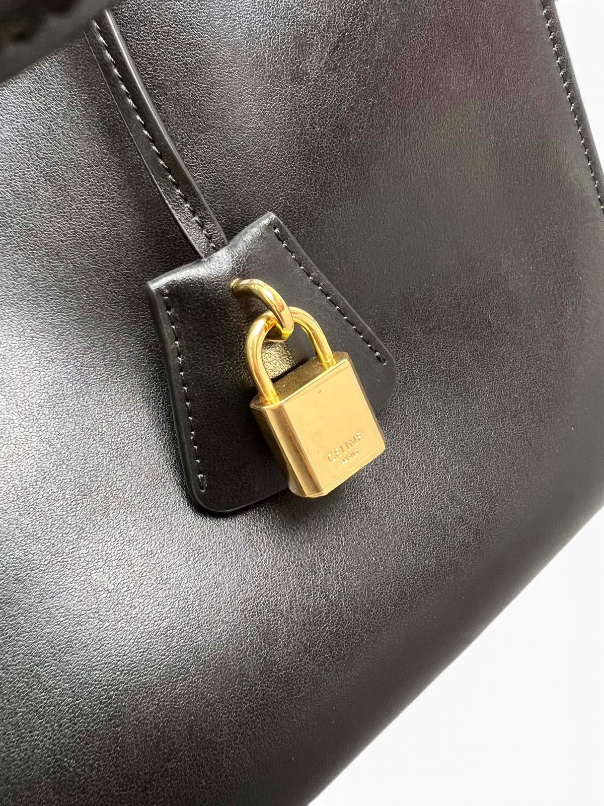 SWORD LUXURY Cabas 16 siyah dana derisi tote çanta, altın rengi asma kilit detayı ile zarif ve yapılandırılmış tasarım.