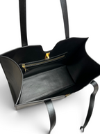 SWORD LUXURY Cabas 16 siyah deri tote çanta, iç fermuarlı bölmesi ve altın rengi kilit detayı ile üstten görünüm.