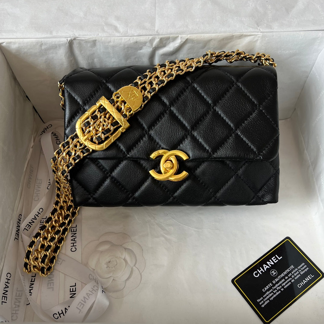 23 Quilted Chain Underarm Bag
