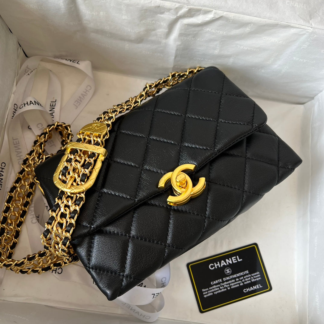 23 Quilted Chain Underarm Bag
