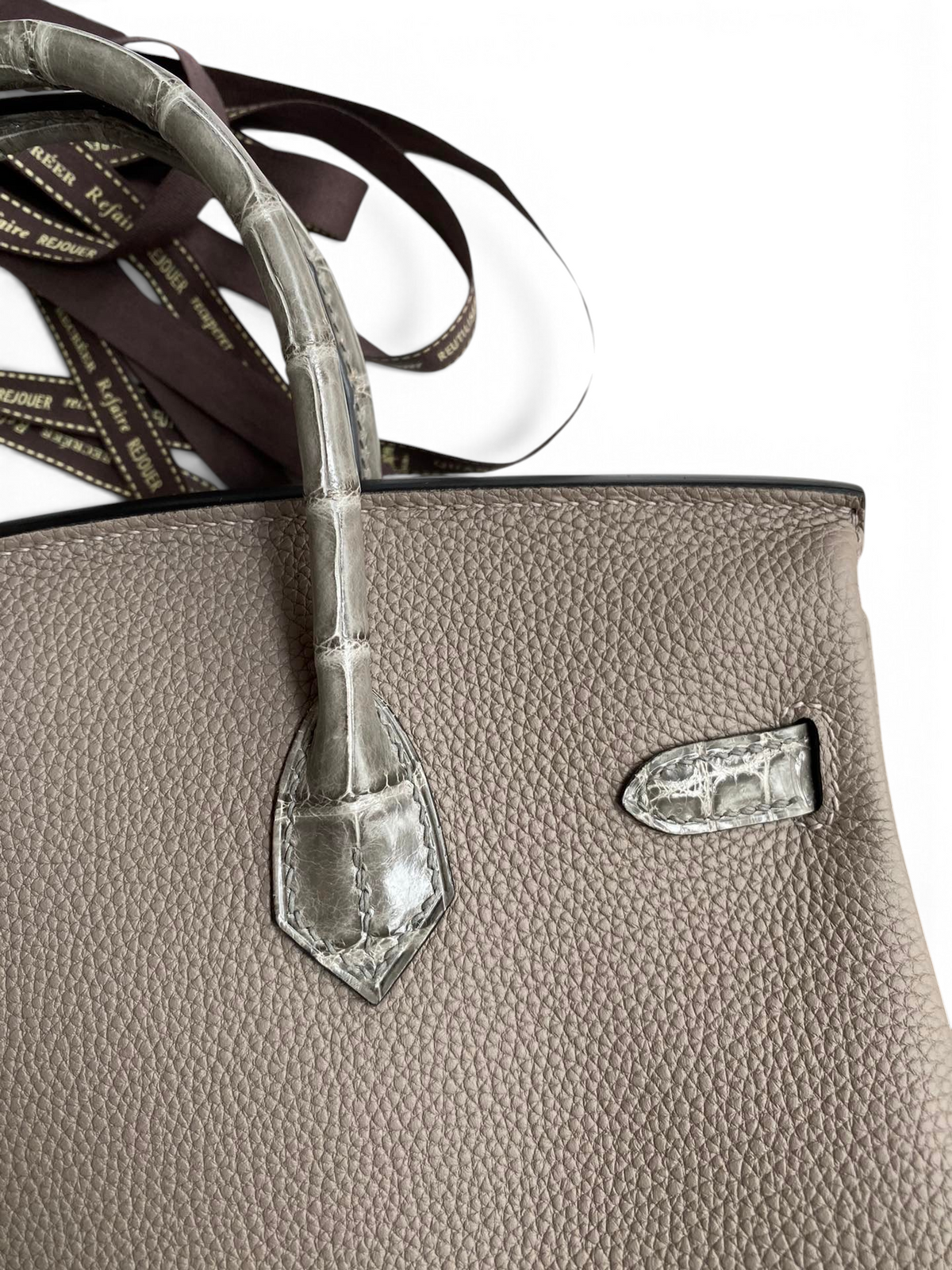 SWORD LUXURY Etain gri Togo deri ve timsah derisi detaylı Hermès Birkin çanta, gümüş tonlu dikişler ve zarif doku.