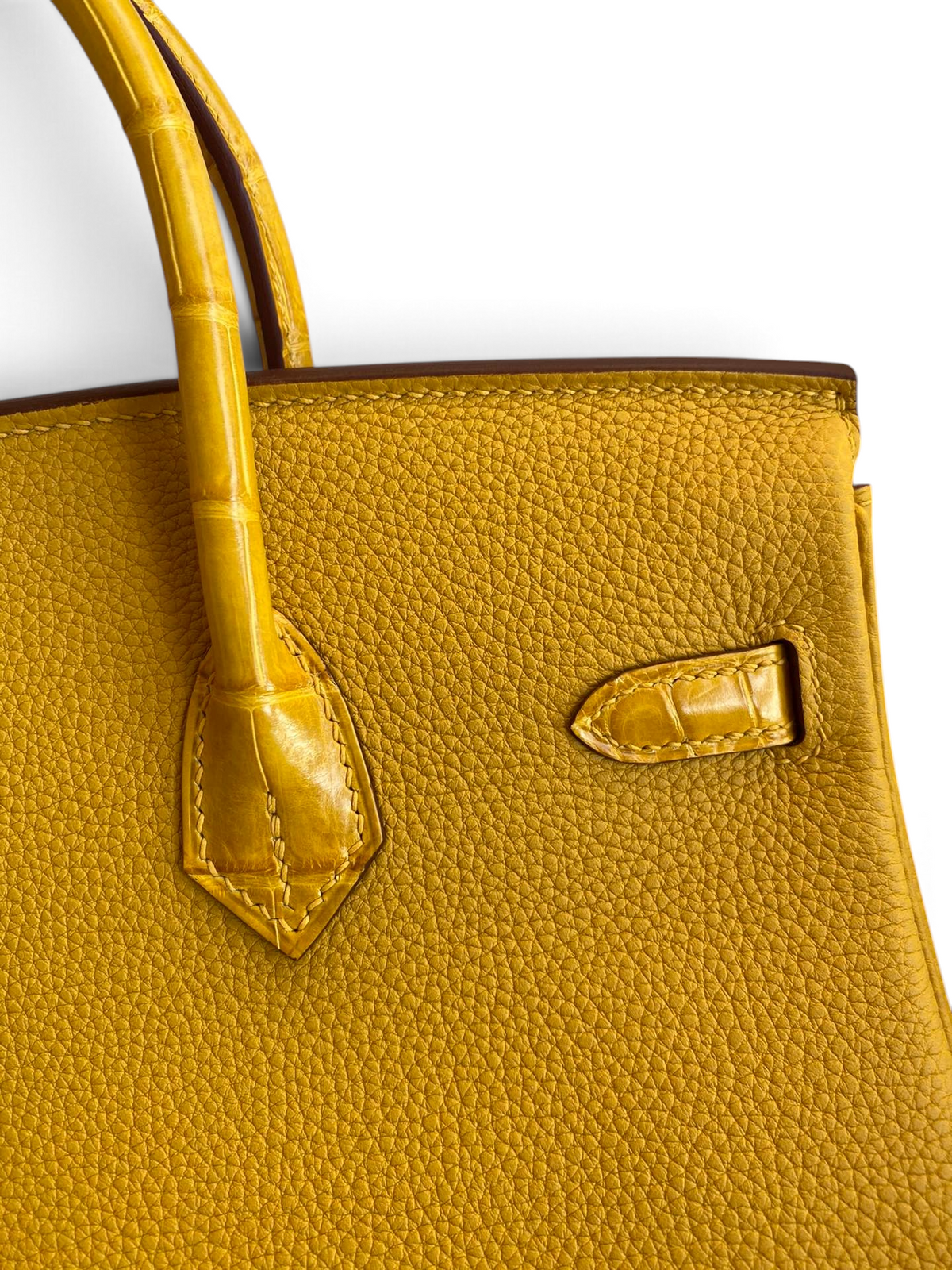 SWORD LUXURY Jaune Ambre sarı Togo deri ve timsah derisi detaylı Birkin 25 çanta yakın çekim.