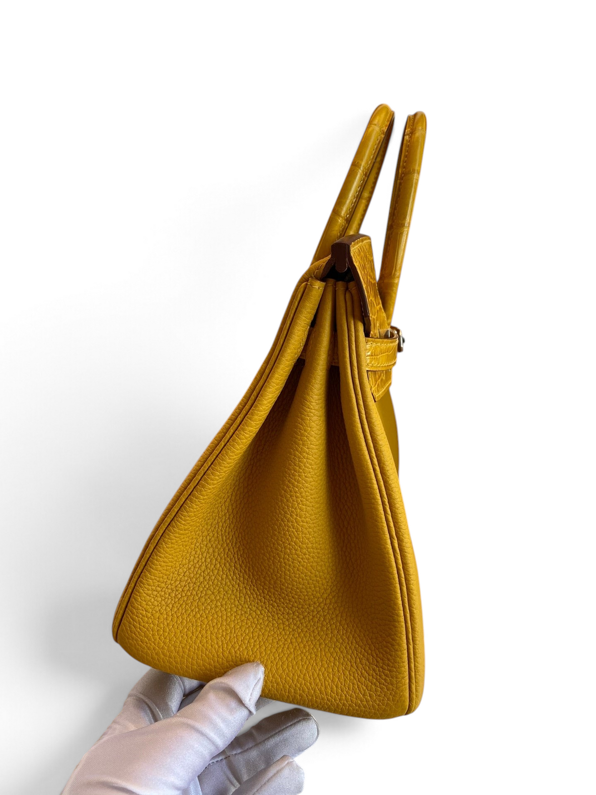 SWORD LUXURY Jaune Ambre sarı Togo deri ve timsah derisi detaylı Hermès Birkin 25 çanta, kutu içerisinde yan görünüm.