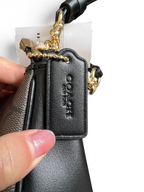 SWORD LUXURY Coach Teri omuz çantası, kahverengi monogram kanvas ve siyah deri detaylı, altın renkli metal aksesuarlı.