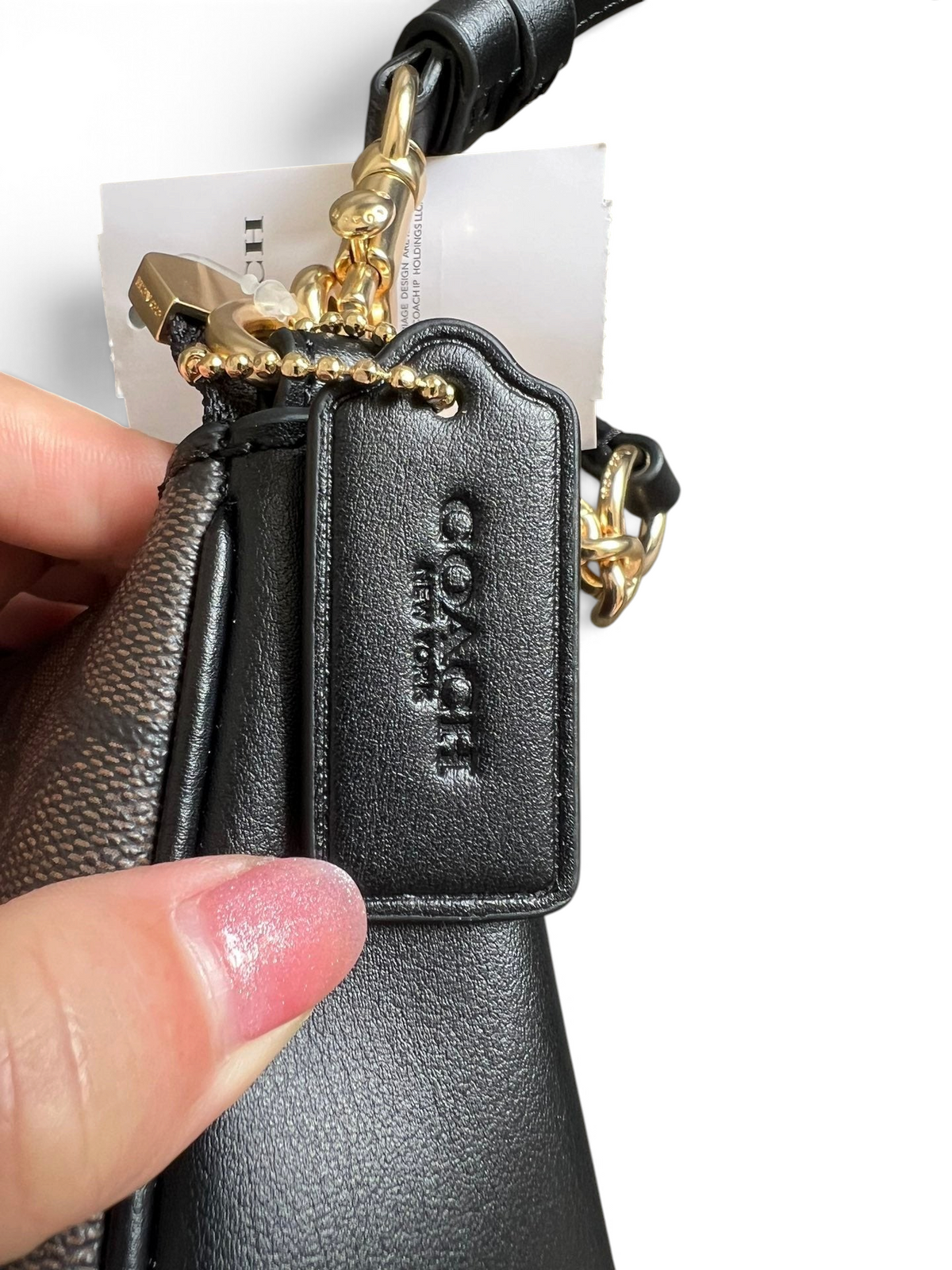 SWORD LUXURY Coach Teri omuz çantası, kahverengi monogram kanvas ve siyah deri detaylı, altın renkli metal aksesuarlı.